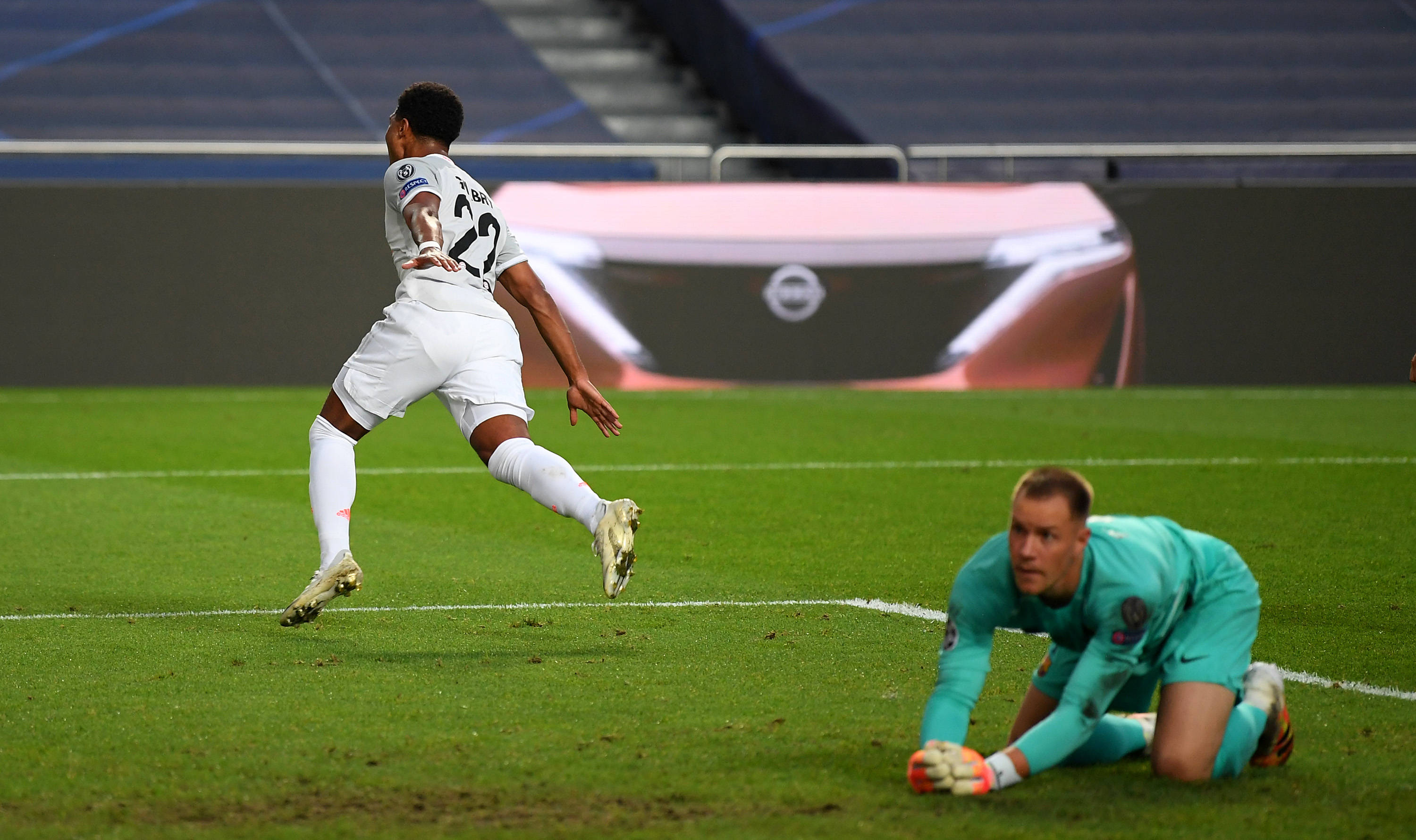 足球比赛中如何保持体能？