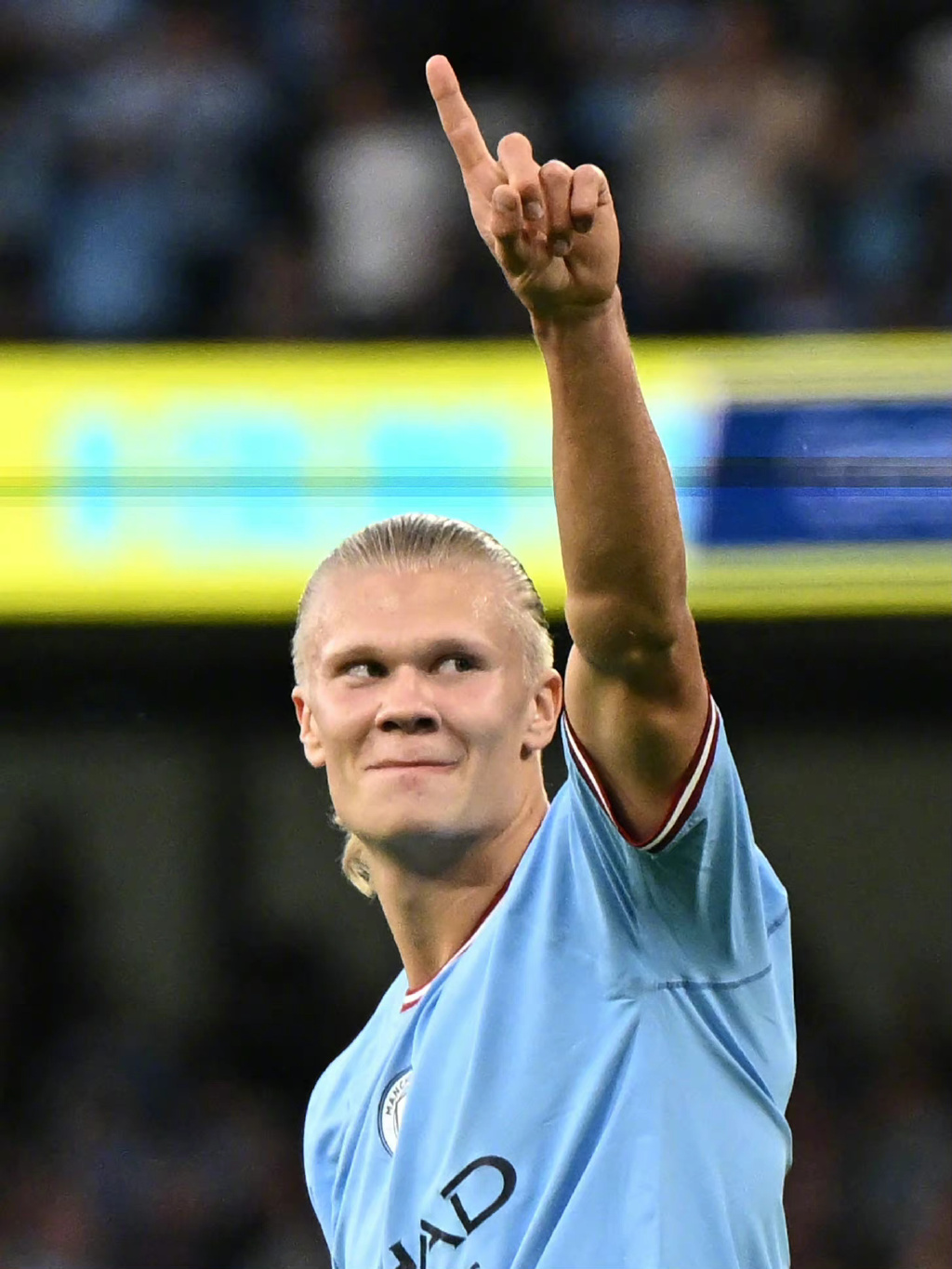 南安普顿不敌普雷斯顿后，后卫内森-伍德与本队球迷发生口角